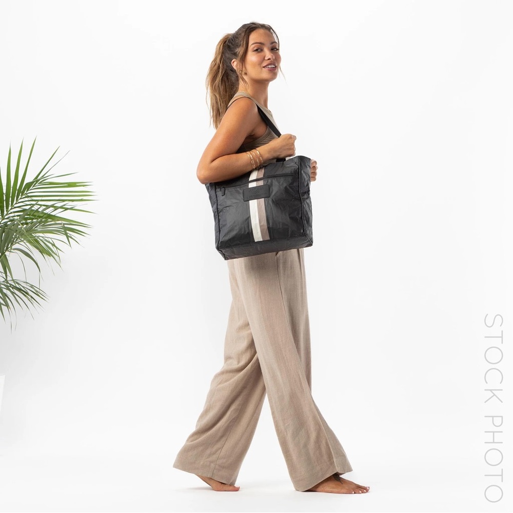 ALOHA Collection Go-To Tote - Picture 4 of 9
